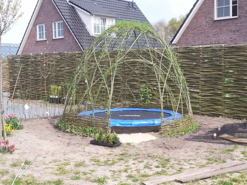 Wilgentenen speelhuisje voor de kinderen